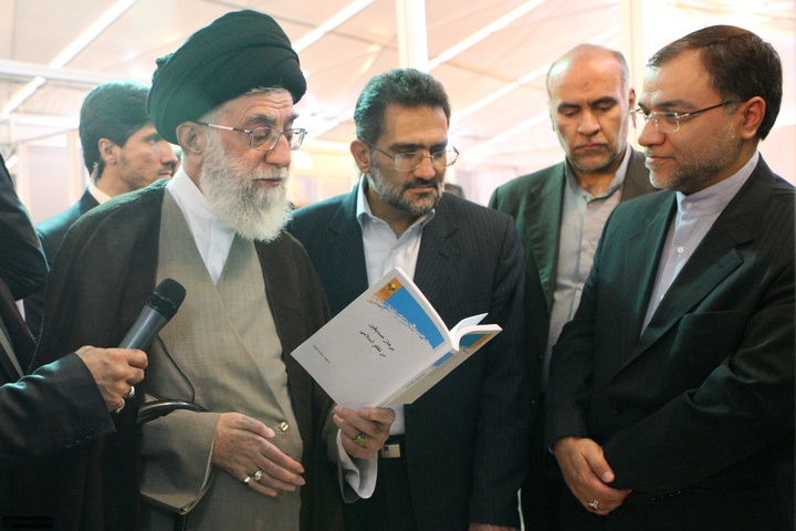 آیت الله خامنه ای در ادوار مختلف نمایشگاه کتاب