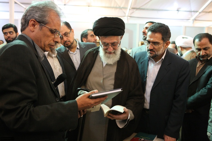 آیت الله خامنه ای در ادوار مختلف نمایشگاه کتاب