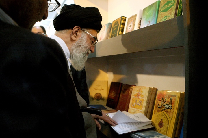 آیت الله خامنه ای در ادوار مختلف نمایشگاه کتاب