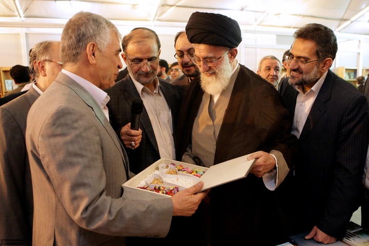 آیت الله خامنه ای در ادوار مختلف نمایشگاه کتاب