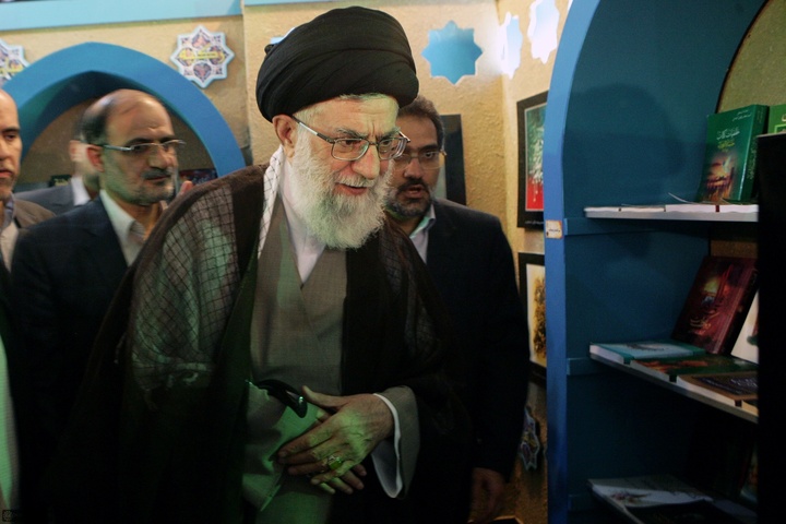 آیت الله خامنه ای در ادوار مختلف نمایشگاه کتاب