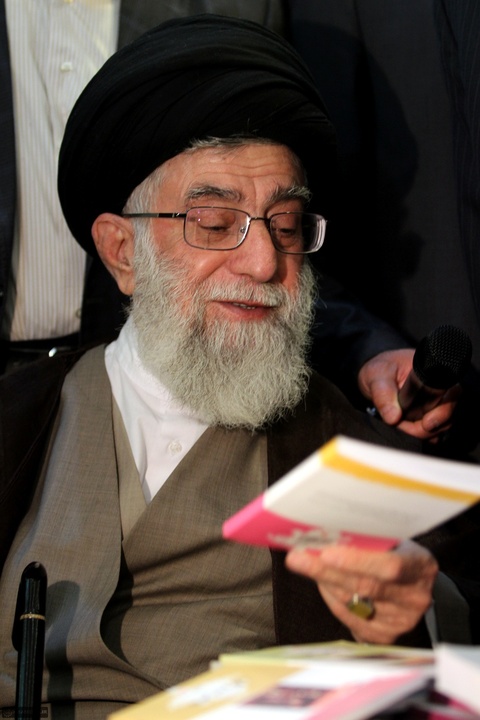 آیت الله خامنه ای در ادوار مختلف نمایشگاه کتاب