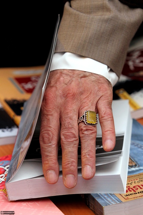 آیت الله خامنه ای در ادوار مختلف نمایشگاه کتاب