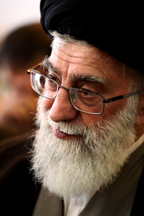 آیت الله خامنه ای در ادوار مختلف نمایشگاه کتاب