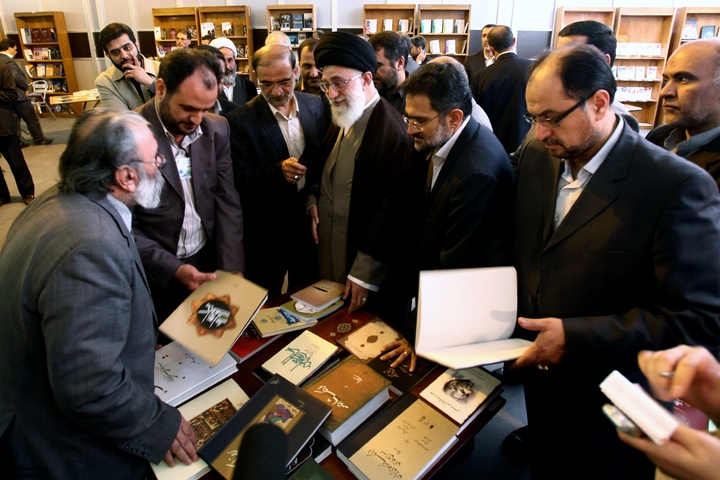 آیت الله خامنه ای در ادوار مختلف نمایشگاه کتاب