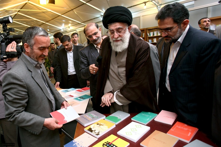 آیت الله خامنه ای در ادوار مختلف نمایشگاه کتاب