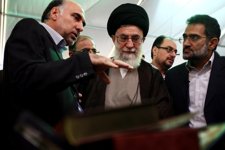 آیت الله خامنه ای در ادوار مختلف نمایشگاه کتاب