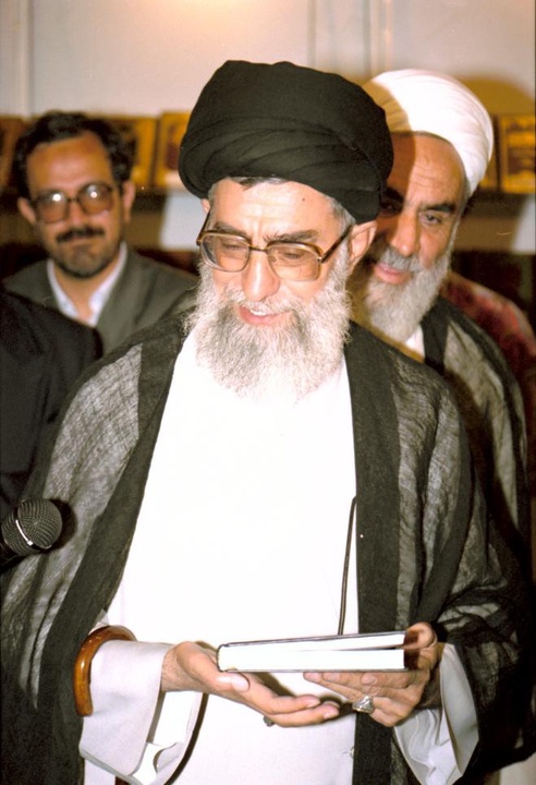 آیت الله خامنه ای در ادوار مختلف نمایشگاه کتاب