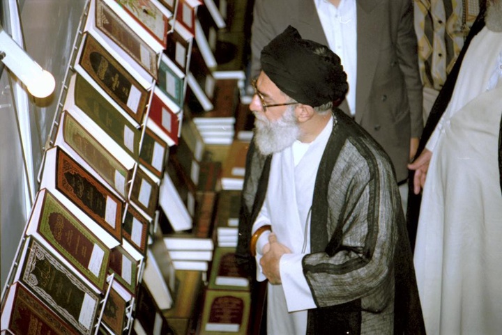 آیت الله خامنه ای در ادوار مختلف نمایشگاه کتاب