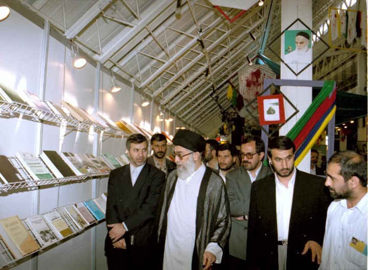 آیت الله خامنه ای در ادوار مختلف نمایشگاه کتاب