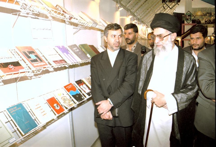 آیت الله خامنه ای در ادوار مختلف نمایشگاه کتاب