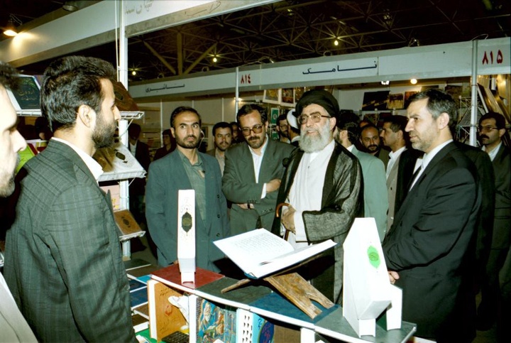 آیت الله خامنه ای در ادوار مختلف نمایشگاه کتاب