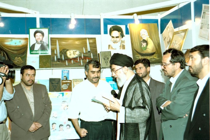 آیت الله خامنه ای در ادوار مختلف نمایشگاه کتاب