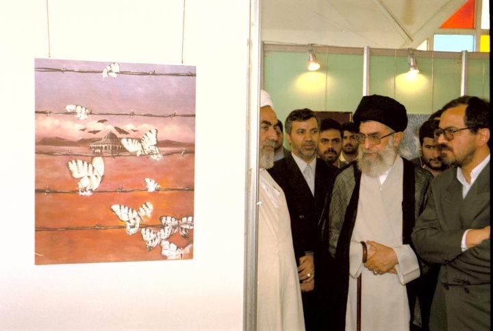 آیت الله خامنه ای در ادوار مختلف نمایشگاه کتاب