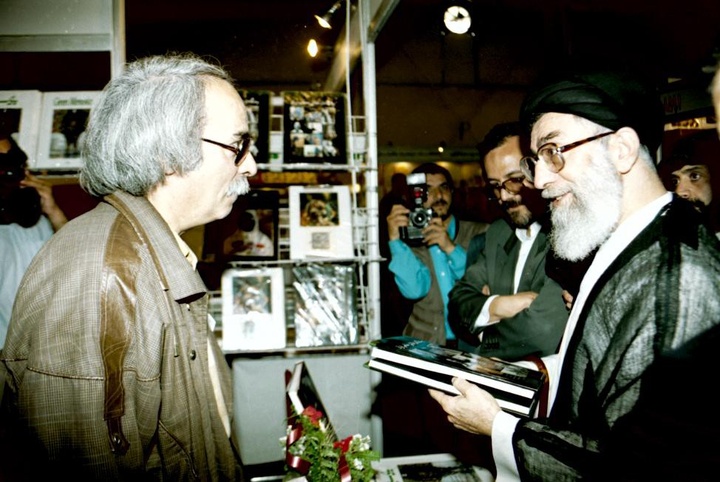 آیت الله خامنه ای در ادوار مختلف نمایشگاه کتاب