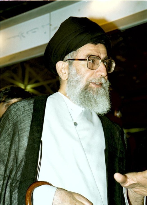 آیت الله خامنه ای در ادوار مختلف نمایشگاه کتاب