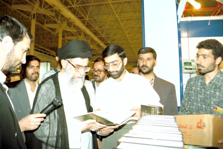 آیت الله خامنه ای در ادوار مختلف نمایشگاه کتاب