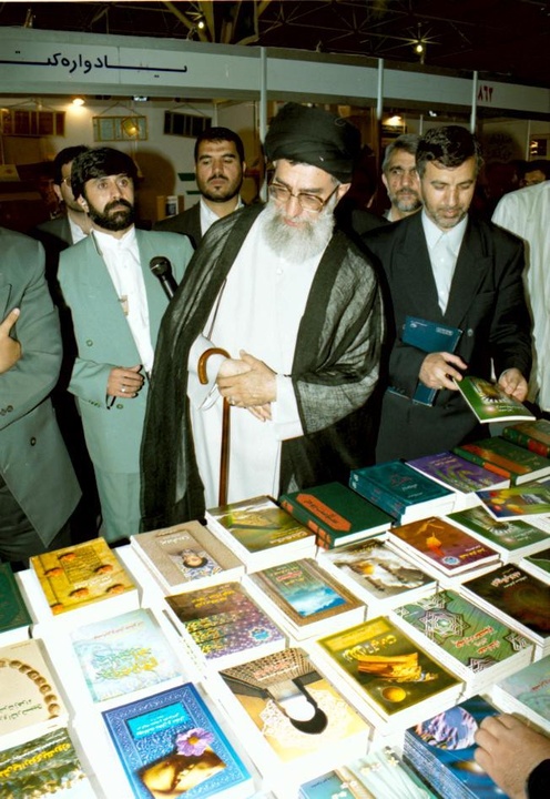 آیت الله خامنه ای در ادوار مختلف نمایشگاه کتاب