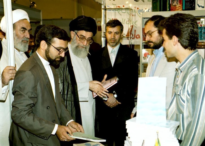 آیت الله خامنه ای در ادوار مختلف نمایشگاه کتاب