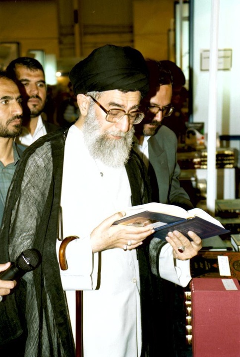 آیت الله خامنه ای در ادوار مختلف نمایشگاه کتاب