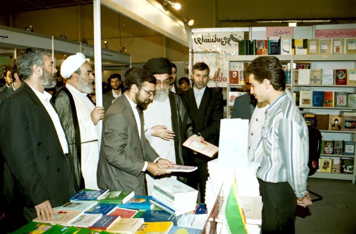 آیت الله خامنه ای در ادوار مختلف نمایشگاه کتاب
