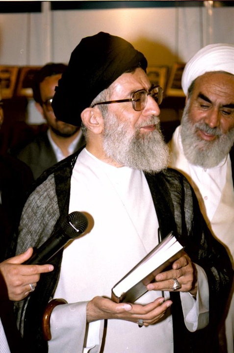 آیت الله خامنه ای در ادوار مختلف نمایشگاه کتاب