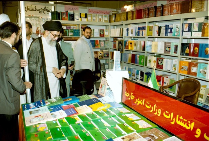 آیت الله خامنه ای در ادوار مختلف نمایشگاه کتاب