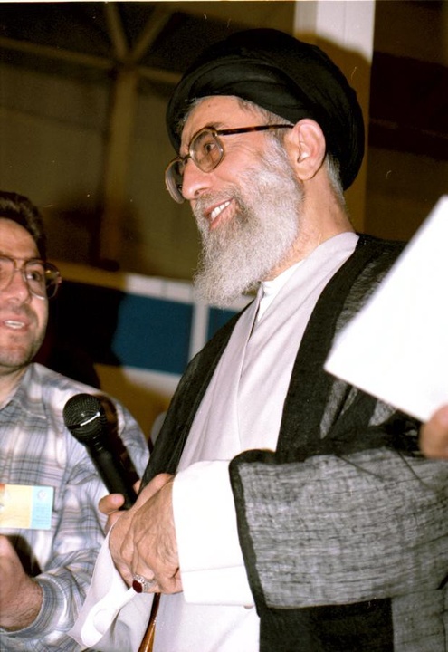 آیت الله خامنه ای در ادوار مختلف نمایشگاه کتاب