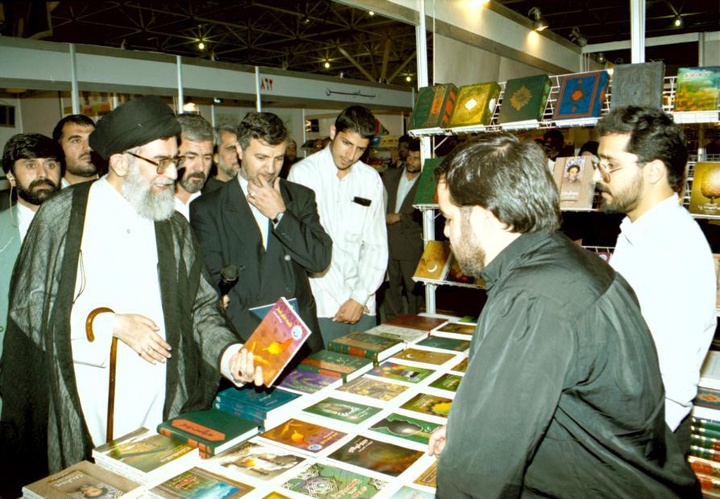 آیت الله خامنه ای در ادوار مختلف نمایشگاه کتاب