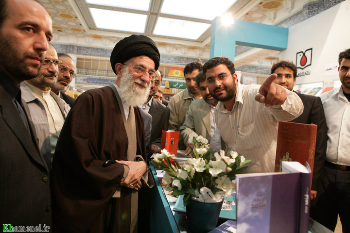 حضور رهبر شهید انقلاب در ادوار مختلف نمایشگاه کتاب تهران