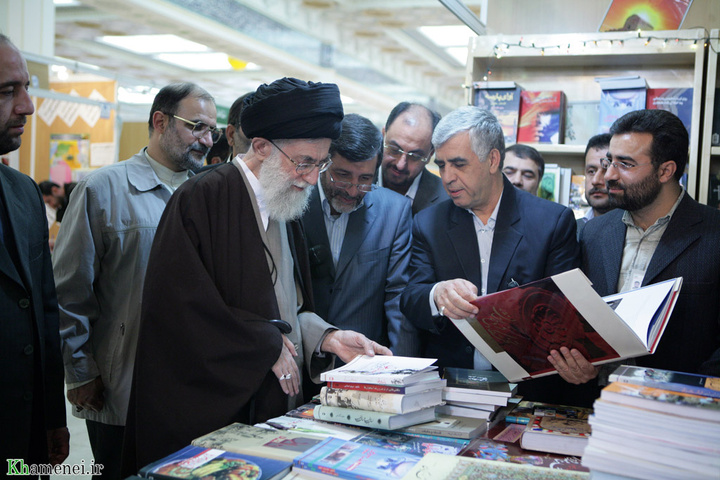 آیت الله خامنه ای در ادوار مختلف نمایشگاه کتاب