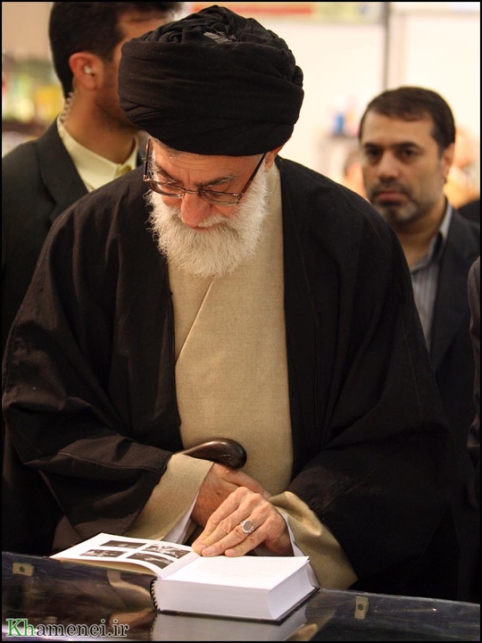 آیت الله خامنه ای در ادوار مختلف نمایشگاه کتاب
