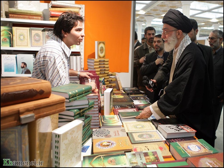 آیت الله خامنه ای در ادوار مختلف نمایشگاه کتاب