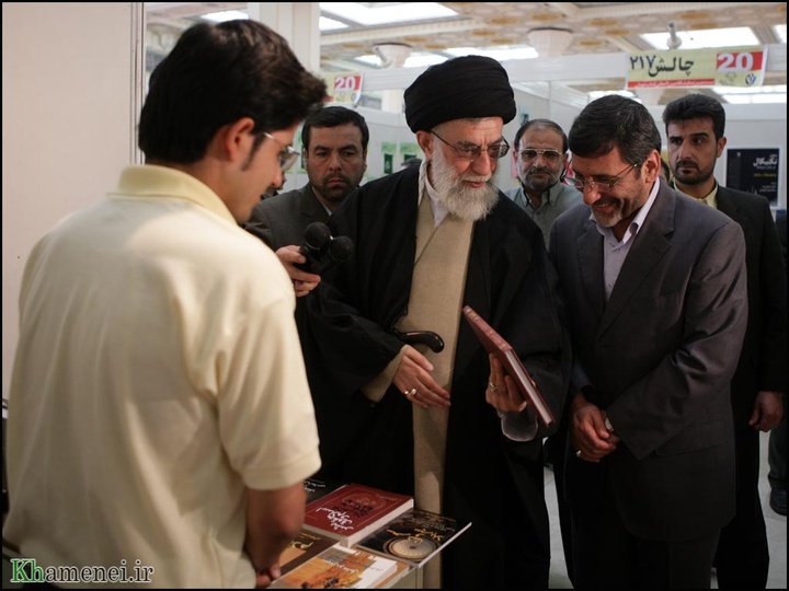 آیت الله خامنه ای در ادوار مختلف نمایشگاه کتاب