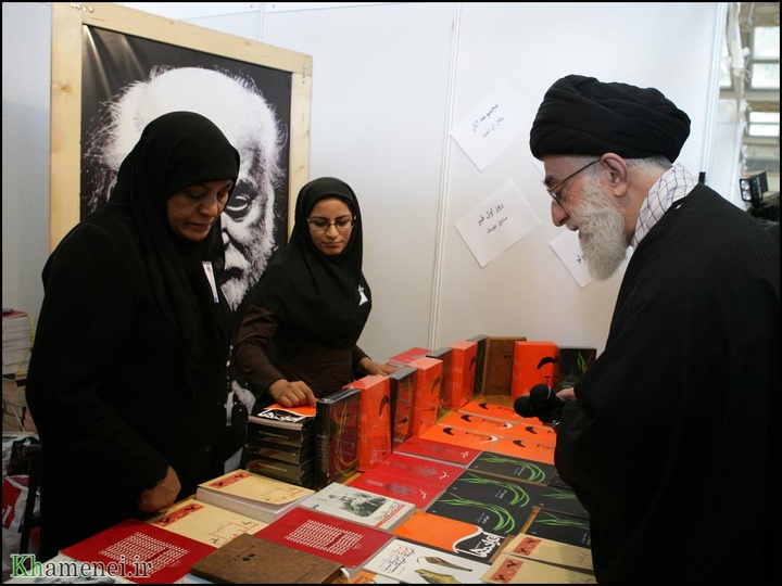 آیت الله خامنه ای در ادوار مختلف نمایشگاه کتاب