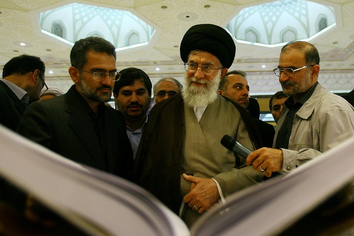 آیت الله خامنه ای در ادوار مختلف نمایشگاه کتاب