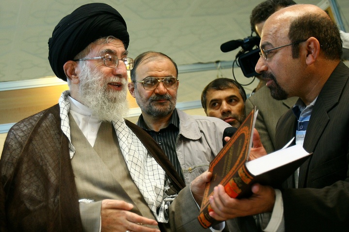 آیت الله خامنه ای در ادوار مختلف نمایشگاه کتاب