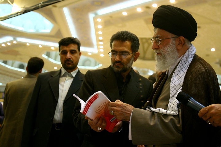 آیت الله خامنه ای در ادوار مختلف نمایشگاه کتاب
