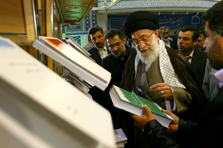 آیت الله خامنه ای در ادوار مختلف نمایشگاه کتاب