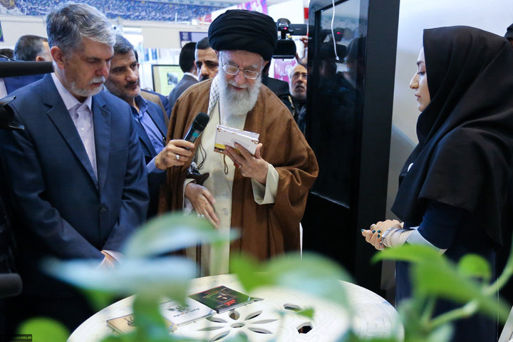 آیت الله خامنه ای در ادوار مختلف نمایشگاه کتاب