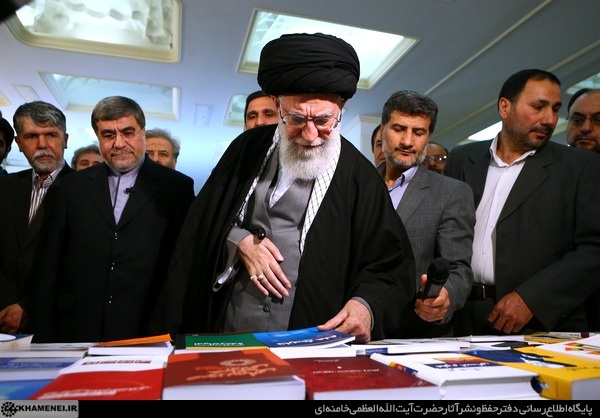 آیت الله خامنه ای در ادوار مختلف نمایشگاه کتاب تهران