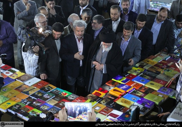 آیت الله خامنه ای در ادوار مختلف نمایشگاه کتاب تهران