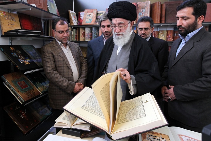 آیت الله خامنه ای در ادوار مختلف نمایشگاه کتاب