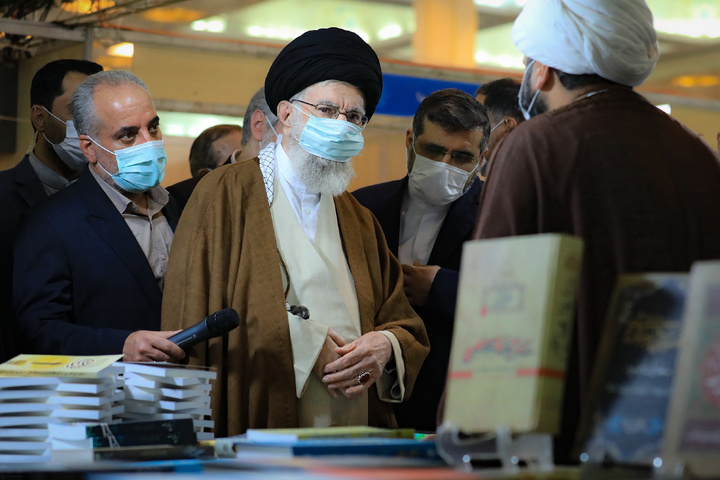آیت الله خامنه ای در ادوار مختلف نمایشگاه کتاب