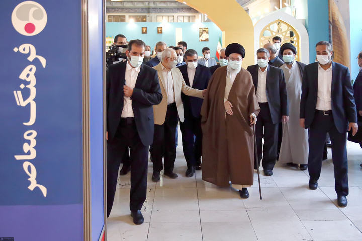 آیت الله خامنه ای در ادوار مختلف نمایشگاه کتاب