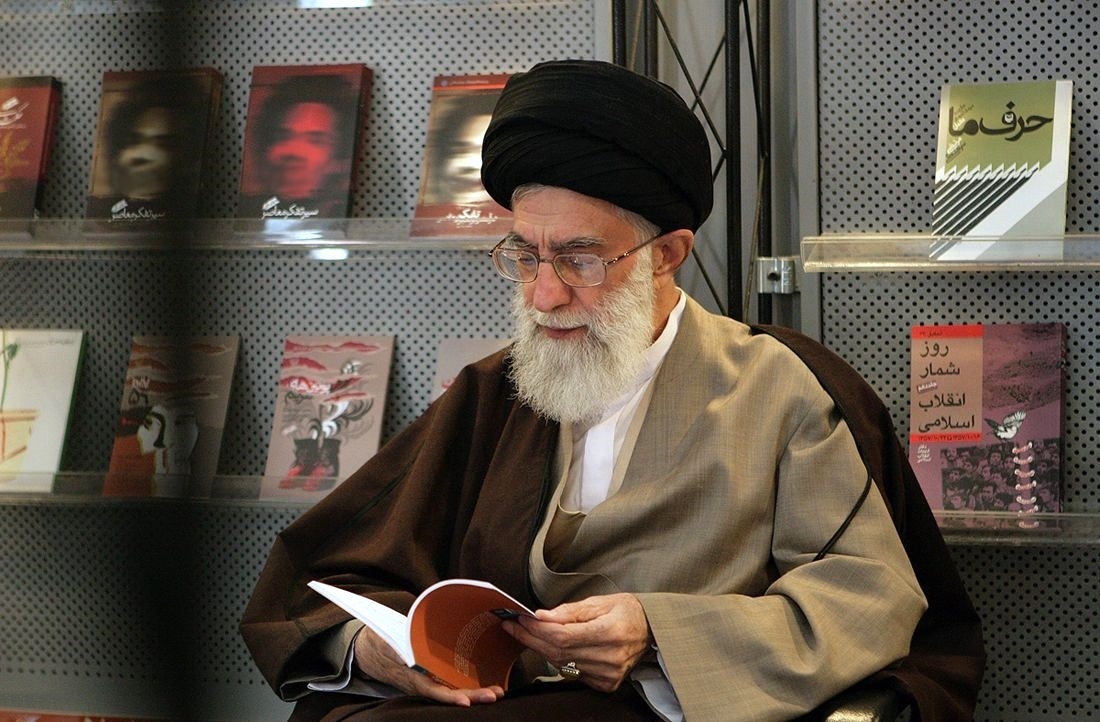 بازخوانی خاطره رهبر شهید از کتابخانههای زینتی بازخوانی خاطره رهبر شهید از کتابخانههای زینتی