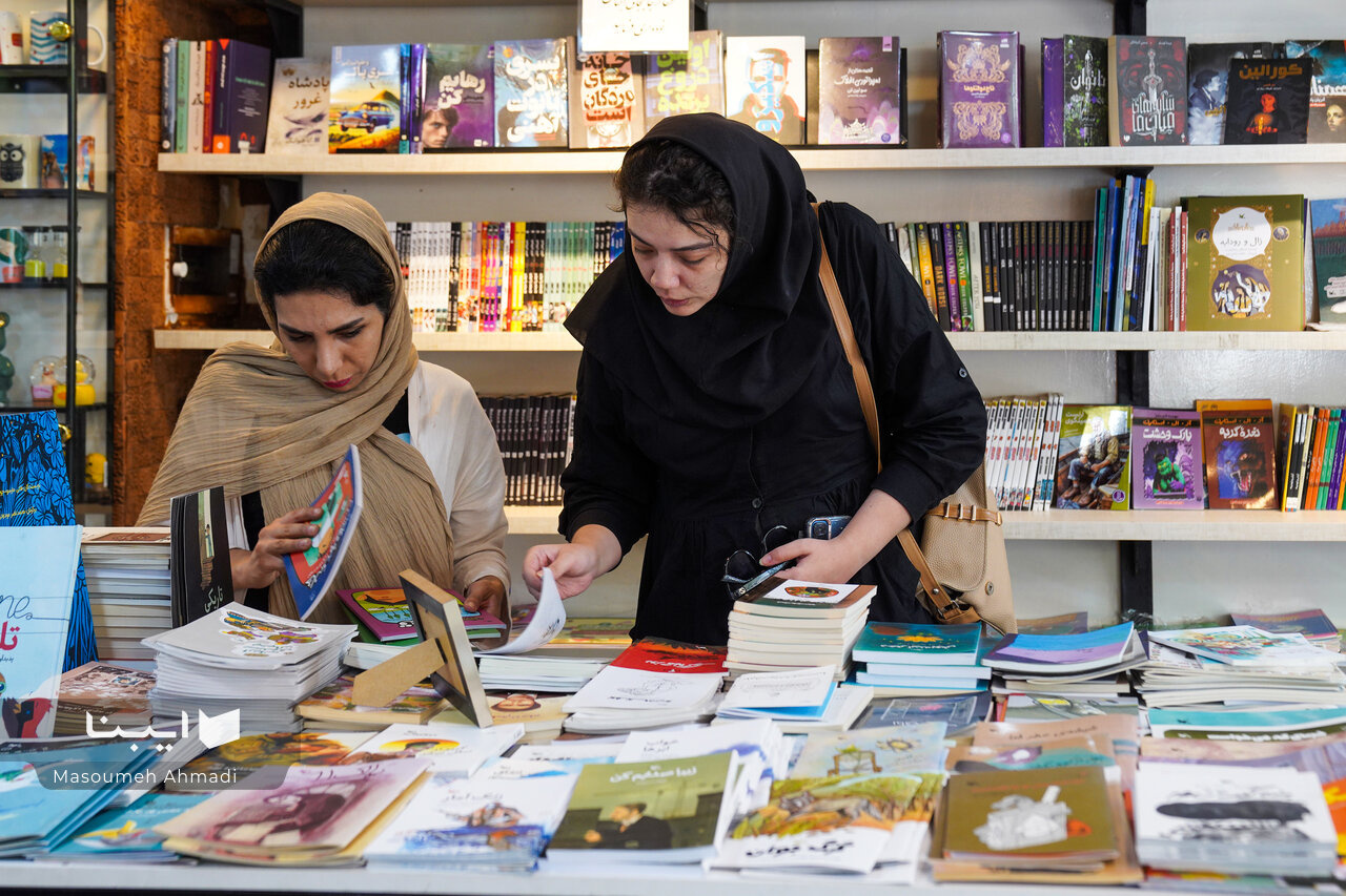 اتمسفر حاکم بر کتابفروشیهای کرج/ ورقهای کاغذی همدم روزهای جنگ