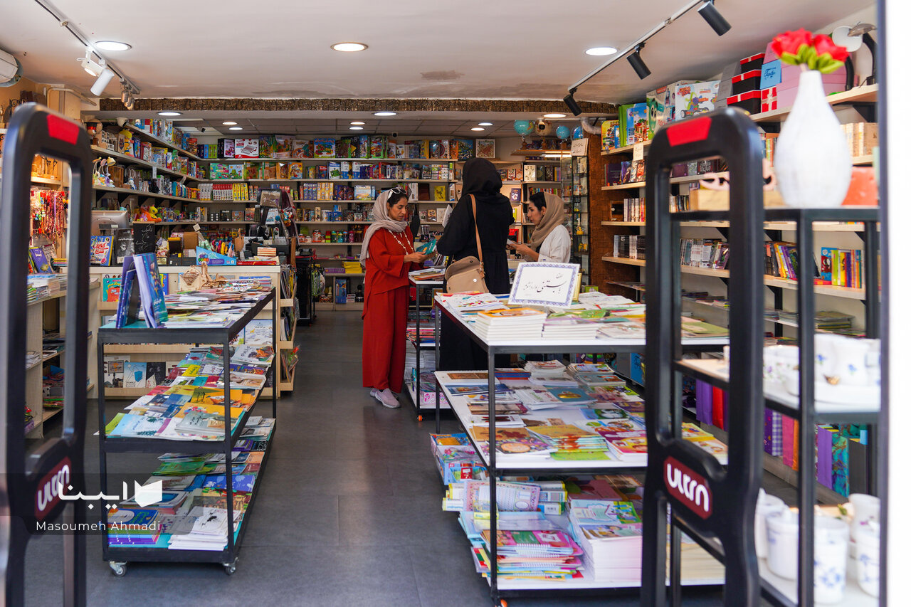 اتمسفر حاکم بر کتابفروشی‌های کرج/ ورق‌های کاغذی همدم روزهای جنگ