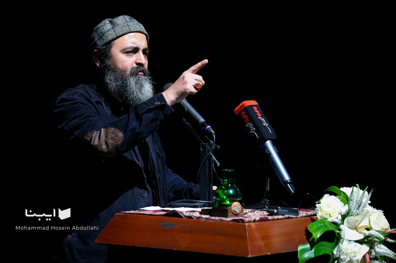 ویژه برنامه شب شعر و موسیقی رهبر شهید برگزار شد