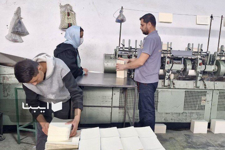 روایت ایستادگی و تولید با بوی مرکب و کاغذ زیر بمباران